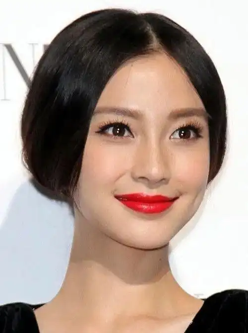 一定不能忽视发型,刘海对你搭配的决定性作用,特别是腰部以上,是视觉