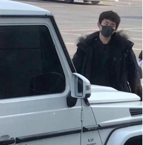 易烊千玺首次开车被曝,驾豪车现身机场,网友:副驾座是我的!