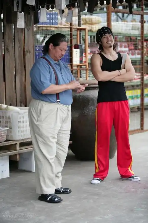 吴建豪献唱《功夫厨神》主题曲 洪金宝大秀饶舌