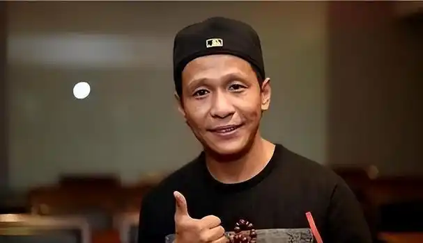 2000年,19岁的宋小宝身高也长到了1.6米,可他依然还是民工桥的常客.