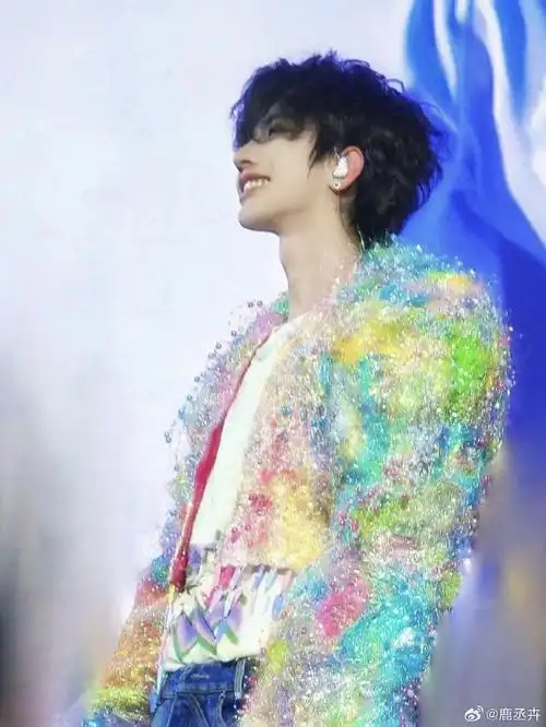 蔡徐坤超话#蔡徐坤顺毛侧颜##蔡徐坤范思哲全球品牌代言人##蔡徐坤