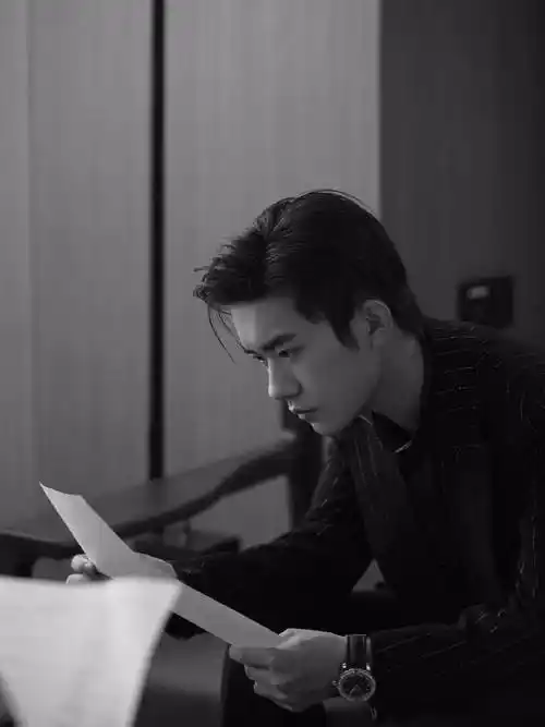 易烊千玺拍黑白写真 穿西装优雅迷人