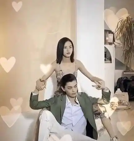 张予曦穿吊带跟丁禹兮拍情侣杂志,现场氛围过于暧昧,男生的表现太真实