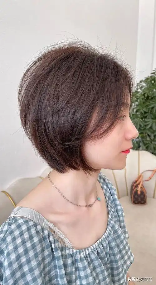 太多太厚的女生,可以选择一款齐刘海的长发的披发发型,顺直式的头发