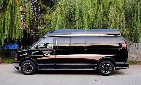 16岁被逼出道受原生家庭影响今何炅把她宠成公主开法拉利