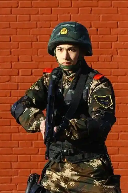 沈腾杨洋撞衫,不过是军艺校草间的一些默契罢了_殷桃_军装_审美