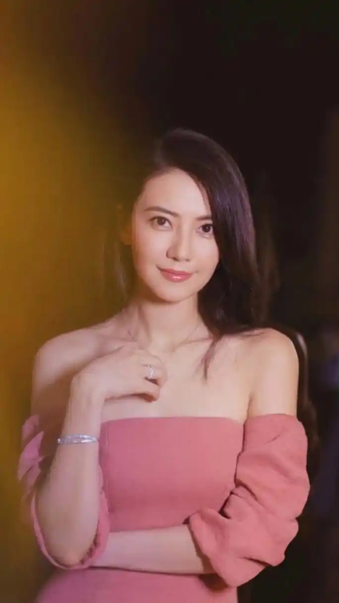 气质女神高圆圆笑起来真好看,当年北京第一美女名不虚传!