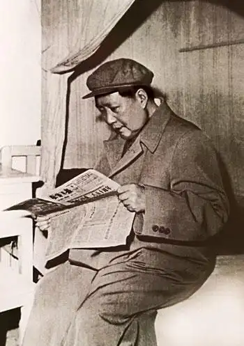 毛泽东在工人宿舍阅读金华日报