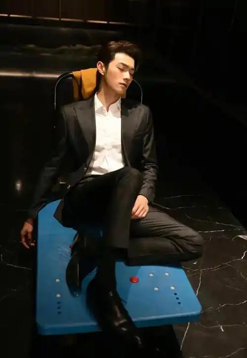 杨紫晒麦承欢镜头下的许凯很是帅气