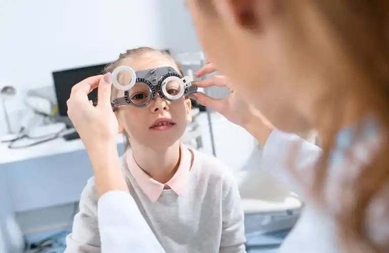 专家介绍儿童近视验光配镜需要注意的问题_专家深度解读_网上配镜_亿