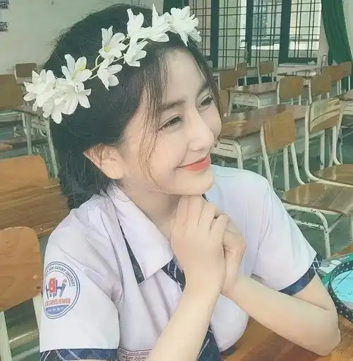 高中女孩被称为"纯欲系校花"!普通校服穿出高级感,令学生羡慕