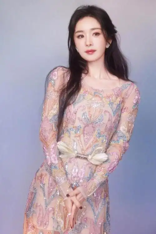 杨幂最新造型大片曝光鎏金薄纱裙华丽亮相温婉与优雅的气质
