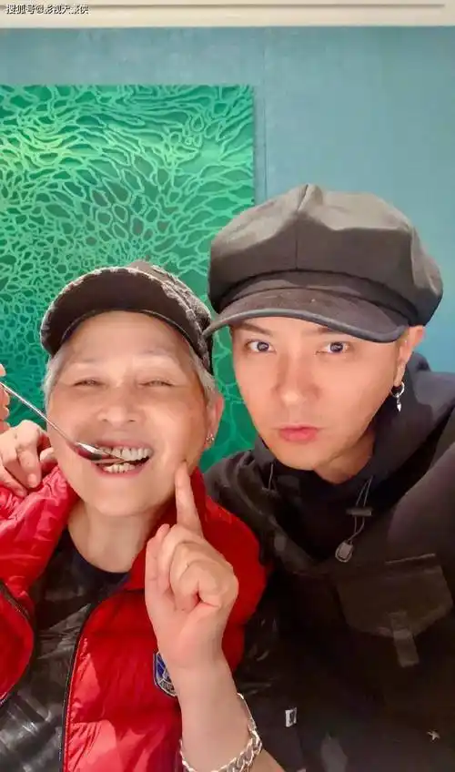 罗志祥微博晒照,为妈妈庆祝60大寿,母慈子帅欢喜庆生_生日_黑色_场面