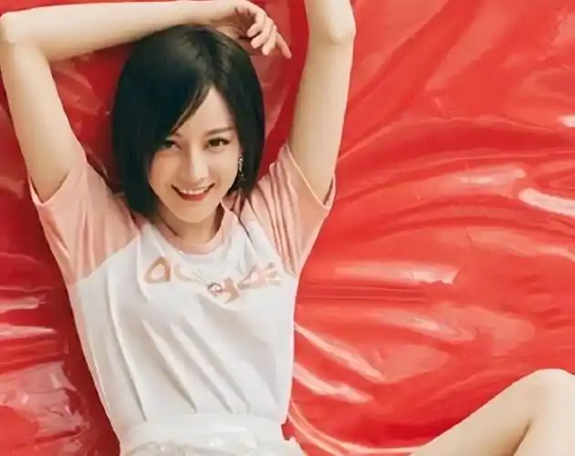 迪丽热巴因不好看拒绝短发!被经纪人强制剪短后,网友:这是同一人?