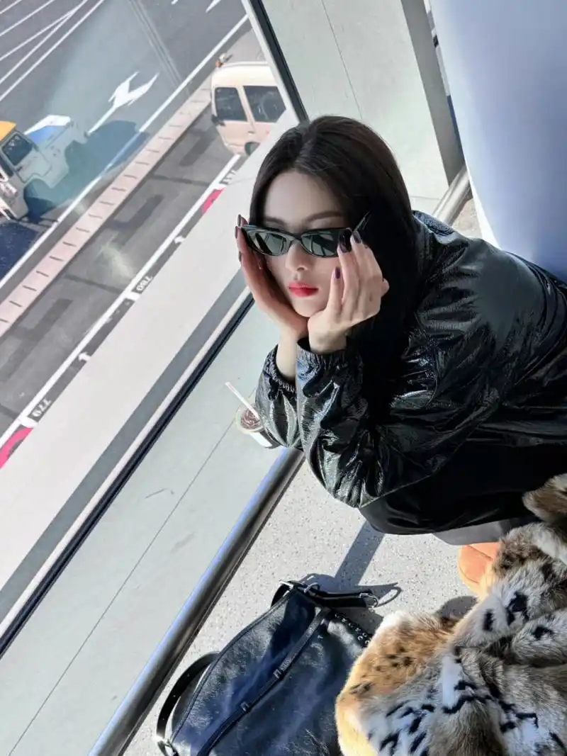 杨超越机场穿搭look  杨超越今日现身机场,私服穿搭酷飒又保暖,让人