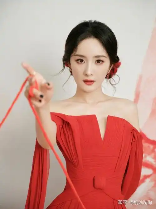 一身红衣的杨幂格外俏丽,这套礼服来自 georges chakra 2024 春夏定制