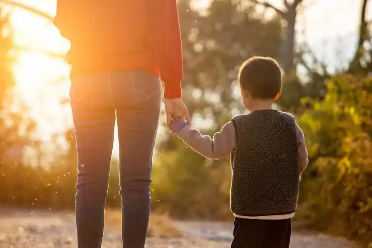 母亲节读古诗,这十句关于母亲的诗句,尽显母爱之伟大,太感动了