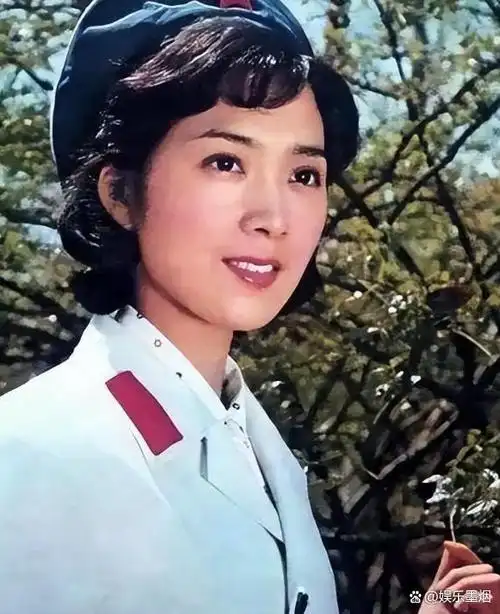 灵动,再加上标准的瓜子脸;凭借她清新脱俗的容貌,龚雪成功登上了挂历