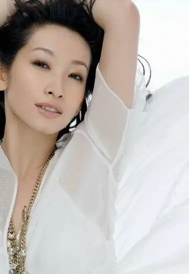 秦海璐拍戏时被强吻 脾气火爆抬手给对方一巴掌