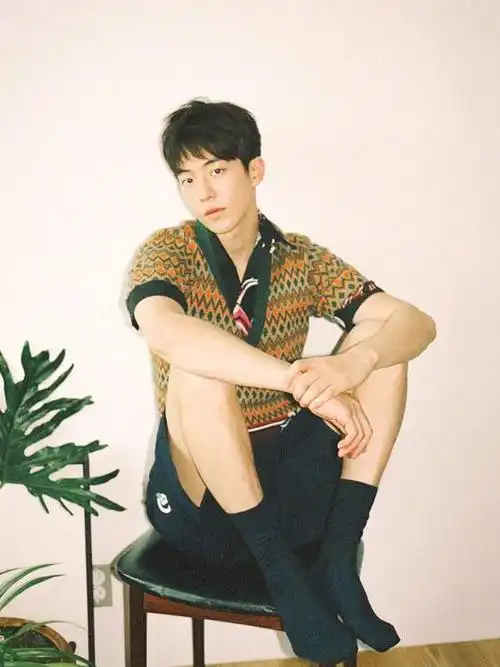 南柱赫衬衫演绎复古造型,短裤配长袜,黑底白点造型简约!