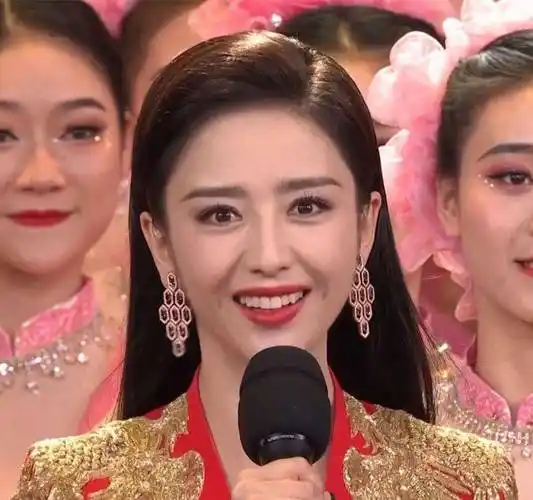 迪丽热巴参加舞台彩排,穿红裙戴蝴蝶结,站在c位成主持人_北京_佟丽娅