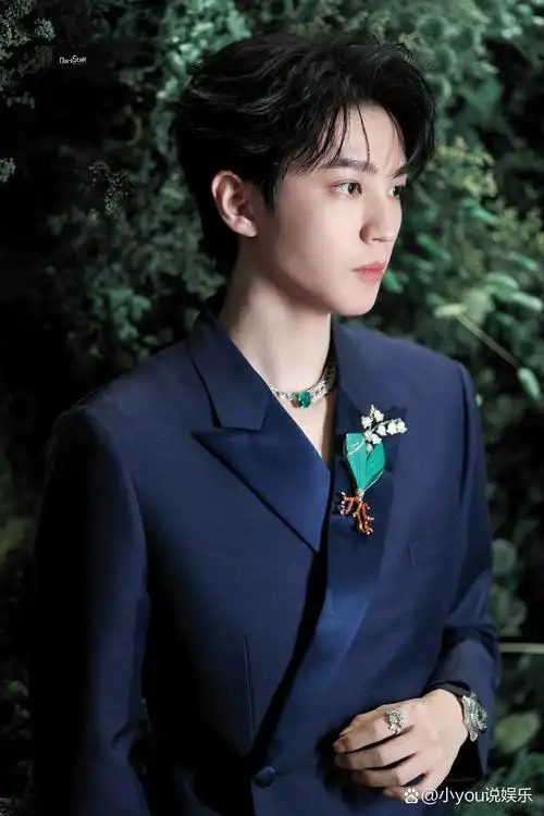 王俊凯站姐"暗星"好会拍,出图即神图,超帅气der小凯～#明星