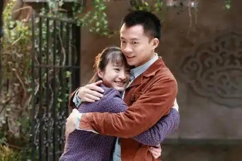 有人说唐曾是忘不了傅晶,但两人都没有对此事作出回应.