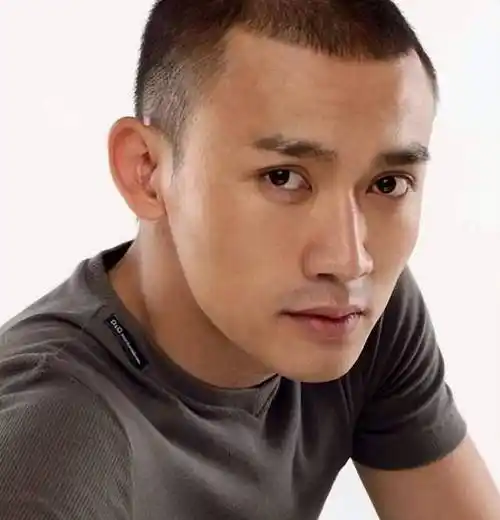 而且发型也和原著不同,应当是清朝的阴阳头辫子发型,他在剧里一头卷发