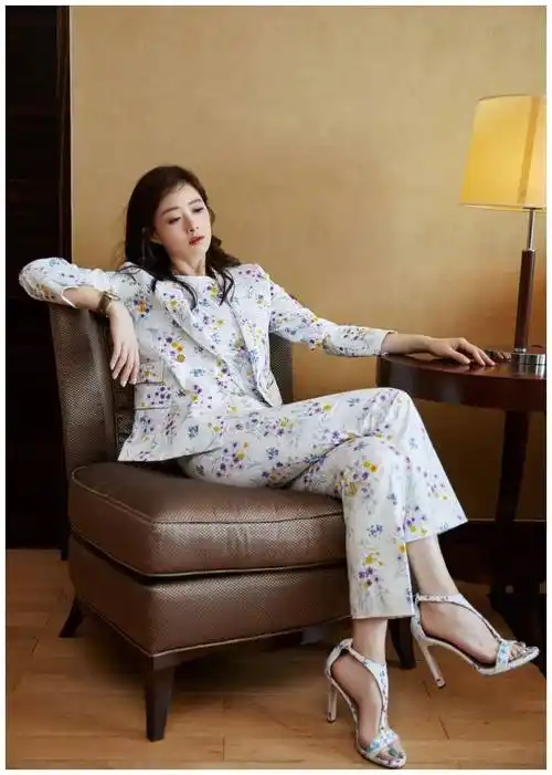 蒋欣罕见大胆一次,露细腿秀美背,转身瞬间风情万种_身材_造型_效果