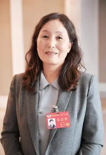 你看这些年,西宁山更绿,天更蓝,水更清,环境更优美,我们每