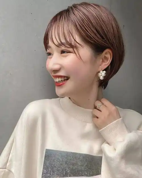 长发女生今年不妨剪掉秀发,尝试现在日本正流行的日系短发,短发不但能