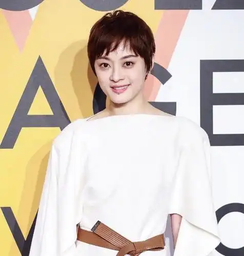 孙俪穿一袭白色长裙出席活动,体态优美,气质迷人!