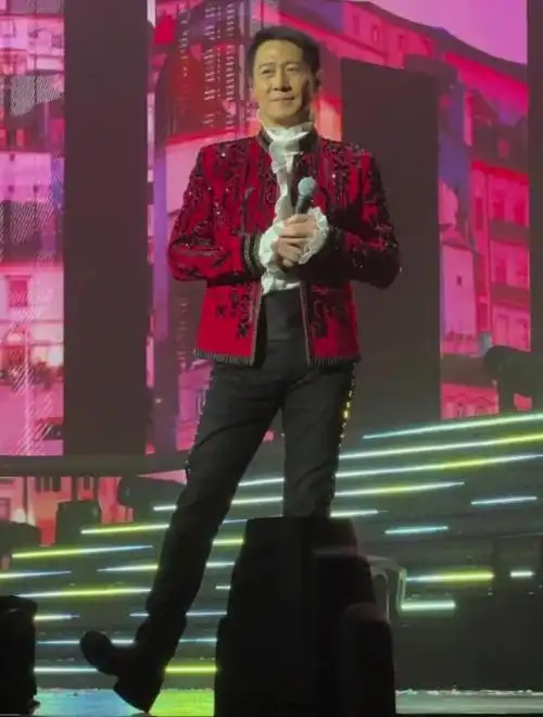 56岁黎明近况曝光皮肤蜡黄满脸皱纹显老态儒雅气质却不减当年