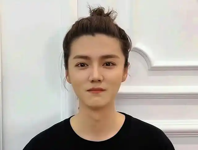 鹿晗长发丸子头造型惹争议,导演刘信达发声质问,无法分辨出性别