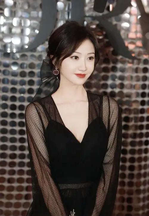 景甜把饱满身材藏起来了!身穿一袭黄色抹胸裹身裙亮相,高级优雅