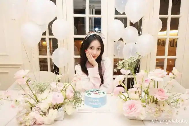 angelababy晒全家福庆生!