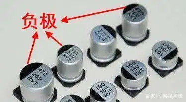 不用万用表如何判断电容的正负极?极电容可以区别于外观!