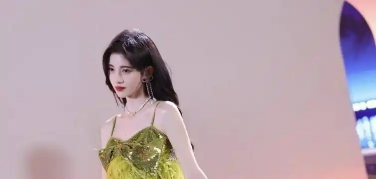 完美无瑕的鞠婧祎漏出马脚,自诩天生发量王者的她,头发并不多!