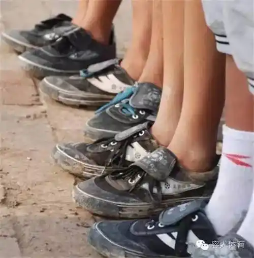 14个农村娃穿布鞋踢球 燃起中国男足新希望