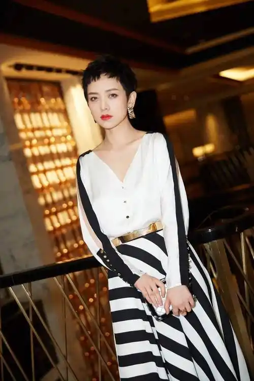 刘恺威的现任女友真的很漂亮,短发搭配v领裙,优雅又迷人,气场不输杨幂