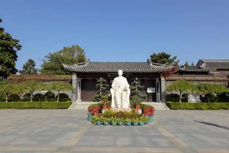 梅园位于泰州主城区凤凰墩上,三面环水,是纪念梅兰芳的主题园林.