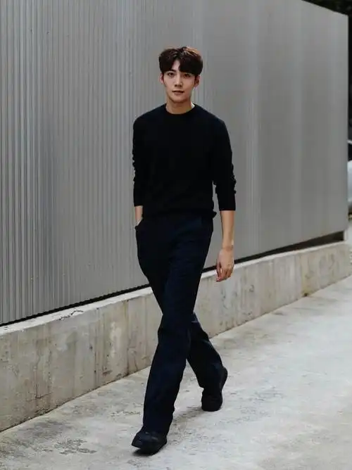 从街拍中能看出:韩国男生的品位不一般,穿着简约高级,值得学习