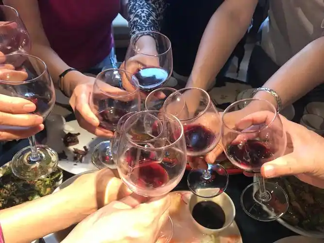 五月的风暖暖的,带着甜甜的花香吹来; 五月的情暖暖的,是战友,是闺蜜