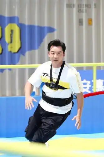 郑恺获跑男100期全勤奖,苗苗挺孕肚陪老公领奖,后台合影超亲密