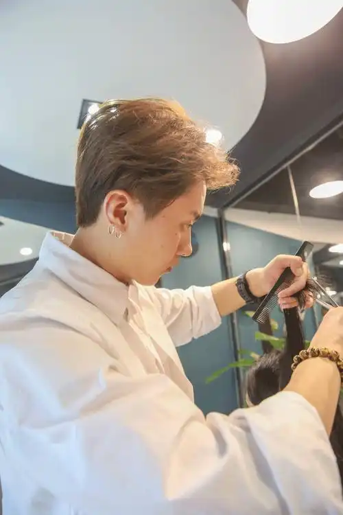 去做头发居然还有百万豪车接送.