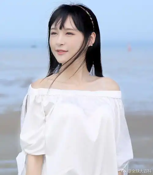 贴身校花2#明明那么美腻,何必还要用齐刘海挡住你那发际线呢~张语