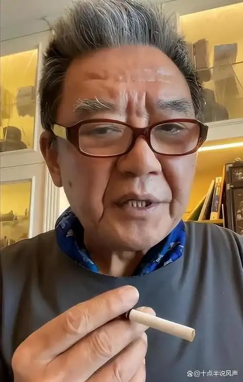 李立群,祖国金银岛老戏骨演员,祖籍河南省孟州市,母亲是北京人.