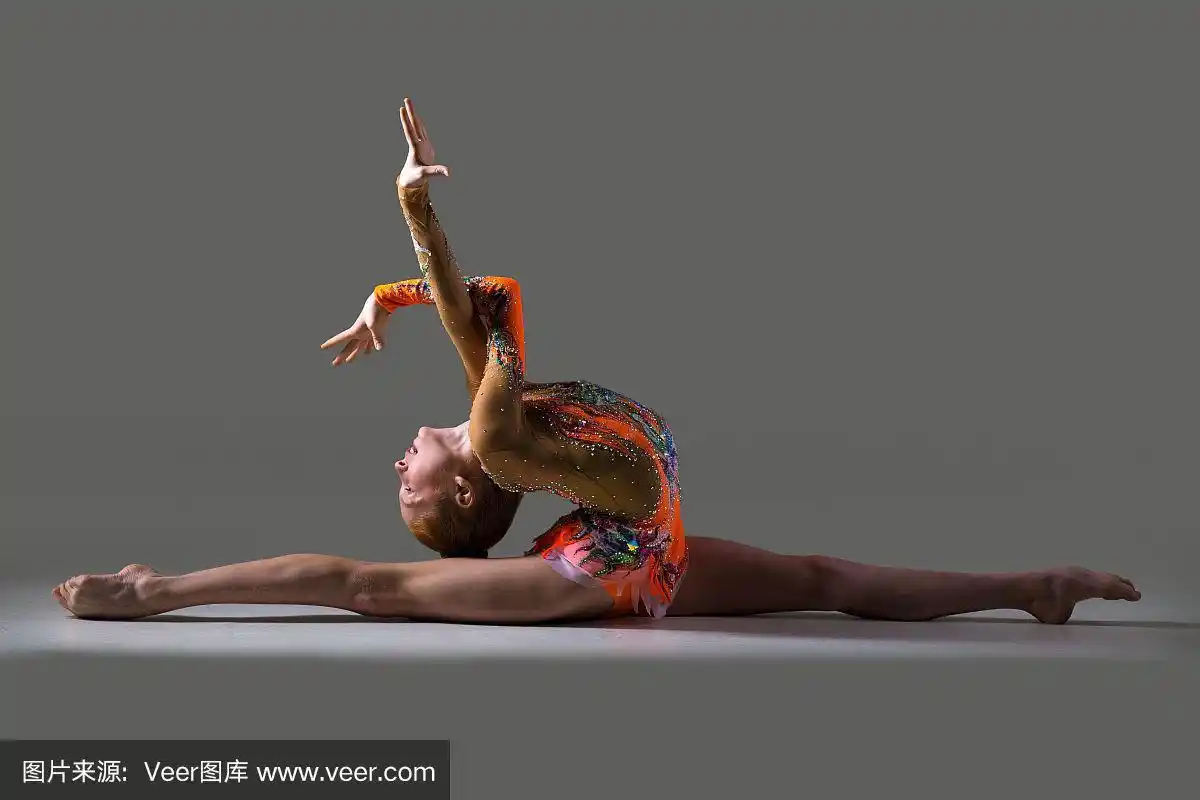 跳舞的女孩劈叉坐着