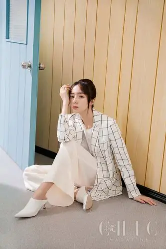 近日,胡冰卿携某杂志打造的度假风最新时尚大片新鲜曝光,五组look,五