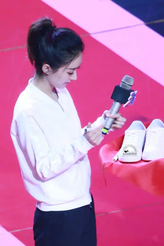 你没见过的赵丽颖!一身运动装显清新干练